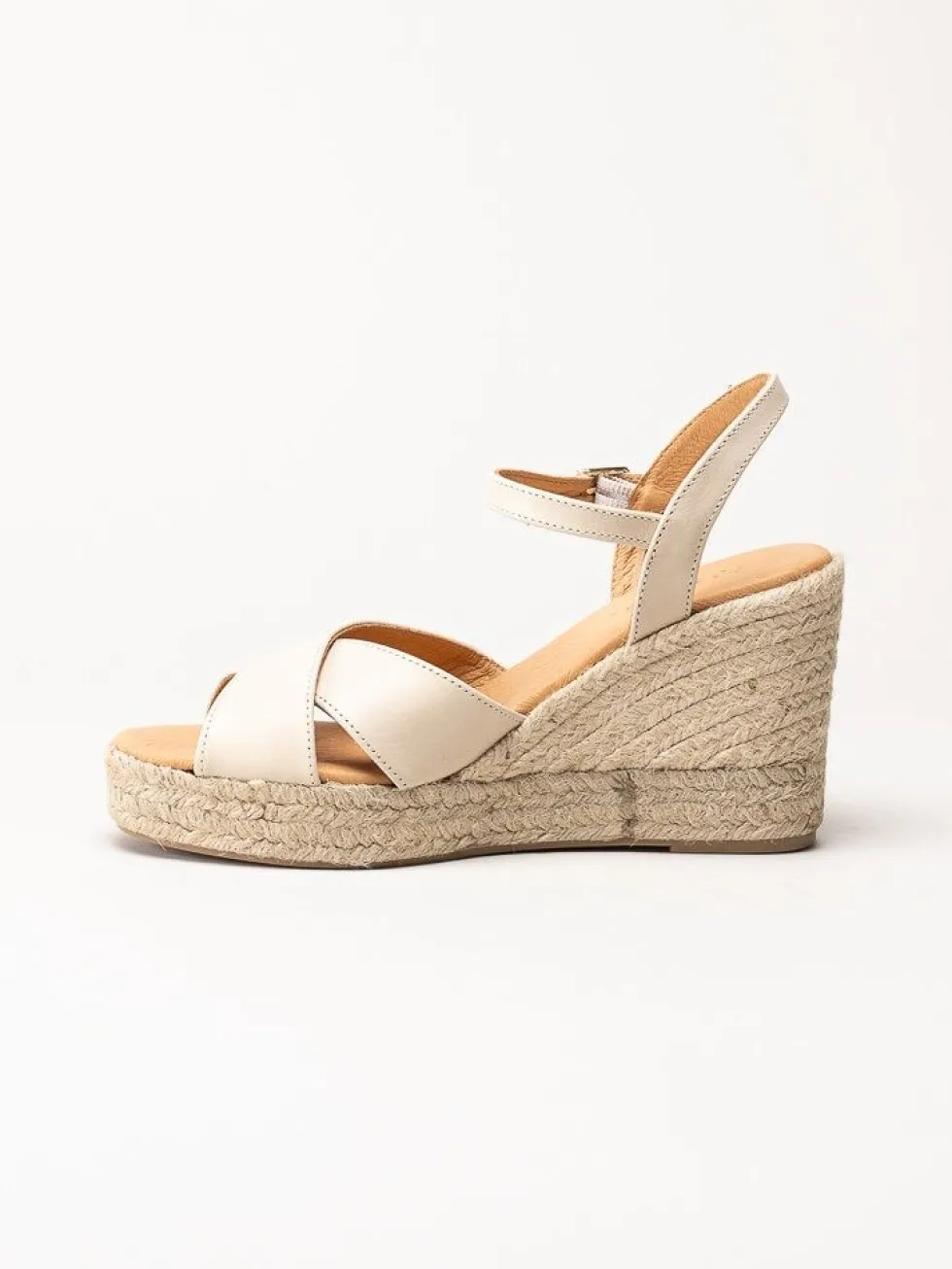 Alberville - Beige kilklackade sandaletter i skinn