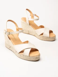 Alberville - Beige kilklackade sandaletter i skinn
