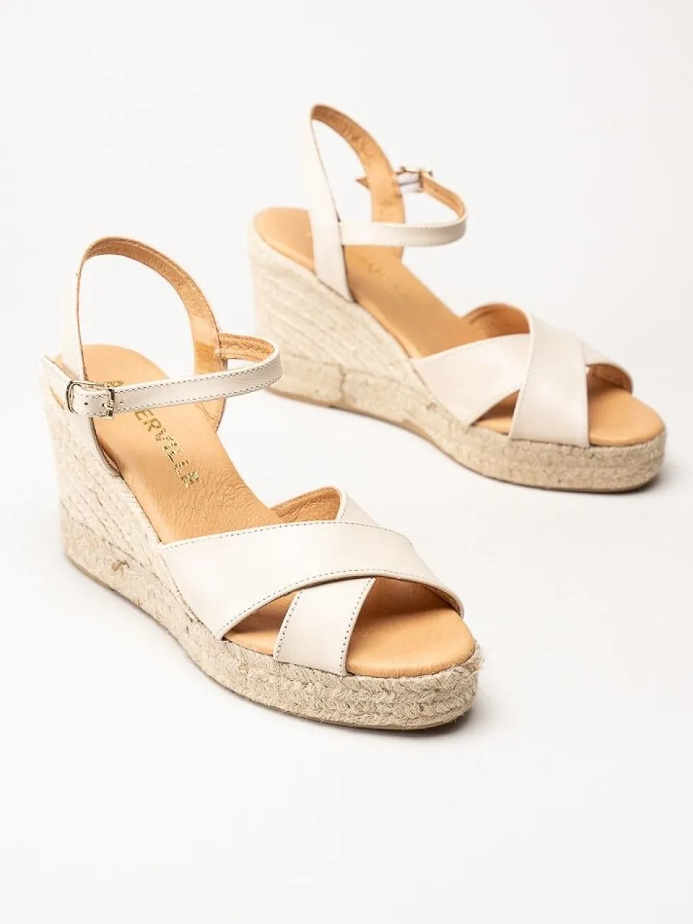 Alberville - Beige kilklackade sandaletter i skinn