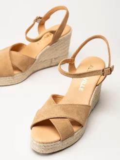 Alberville - Vendy Suede Elche - Ljusbruna kilklackade sandaletter i mocka
