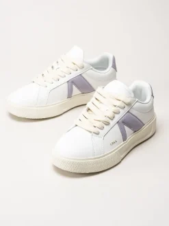ARKK Copenhagen - Essence - Vita skinnsneakers med mockadetaljer