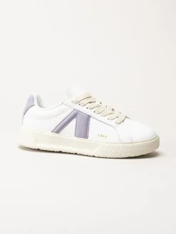 ARKK Copenhagen - Essence - Vita skinnsneakers med mockadetaljer