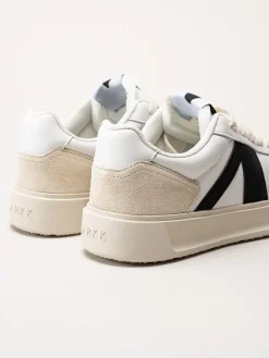 ARKK Copenhagen - Uncover - Vita skinnsneakers med mockadetaljer