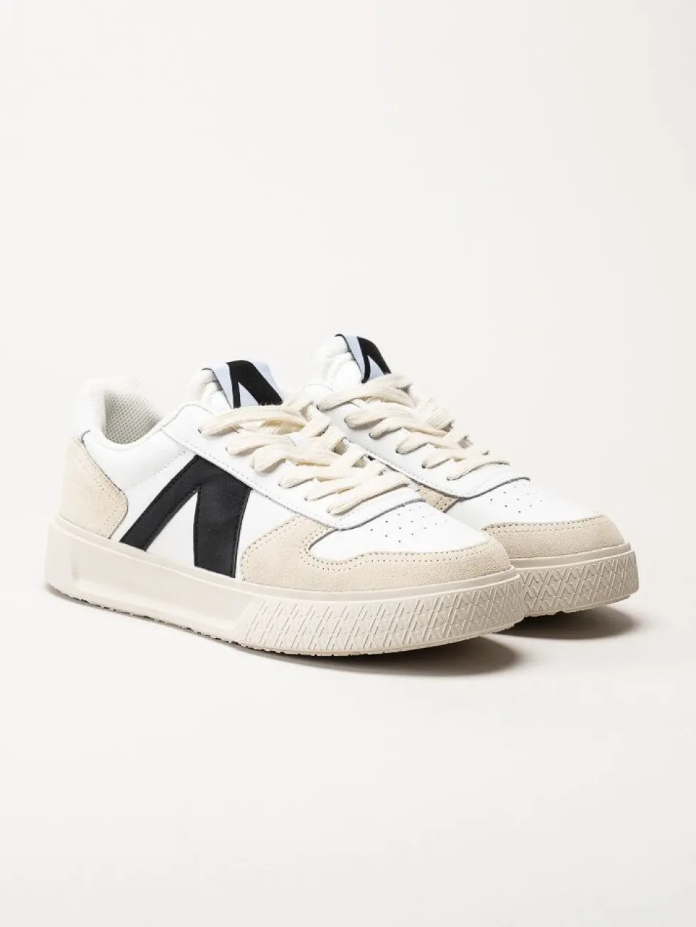ARKK Copenhagen - Uncover - Vita skinnsneakers med mockadetaljer