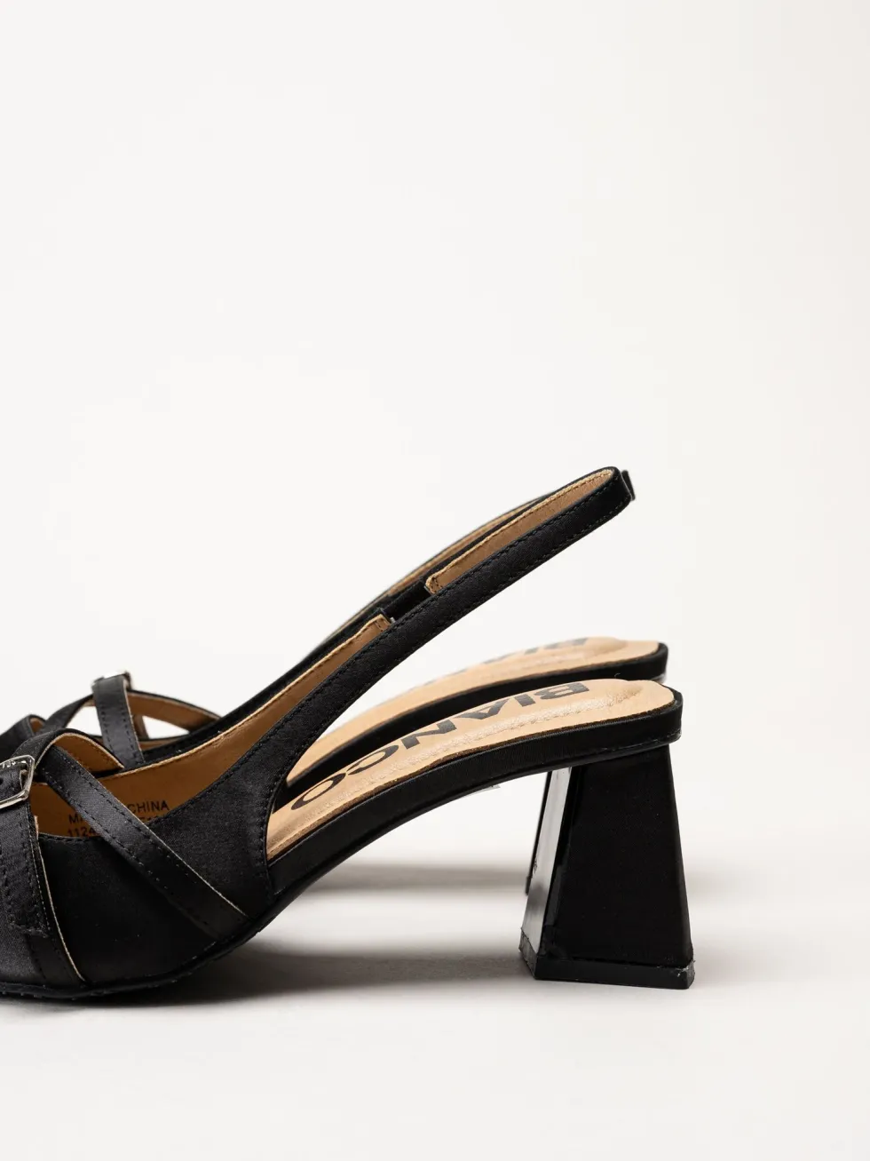 Bianco - Biamaralyn Buckle - Svarta slingback pumps i satin