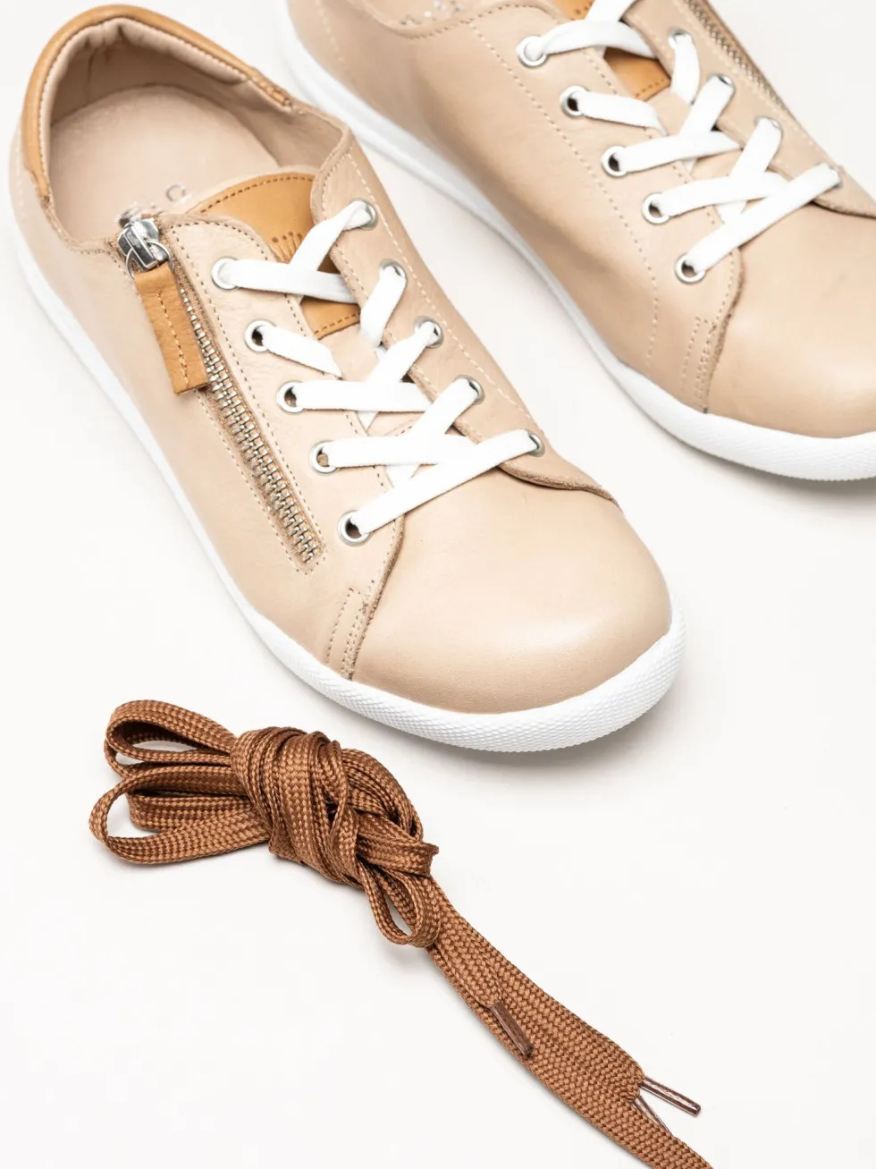 Charlotte of Sweden - Beige sneakers i skinn