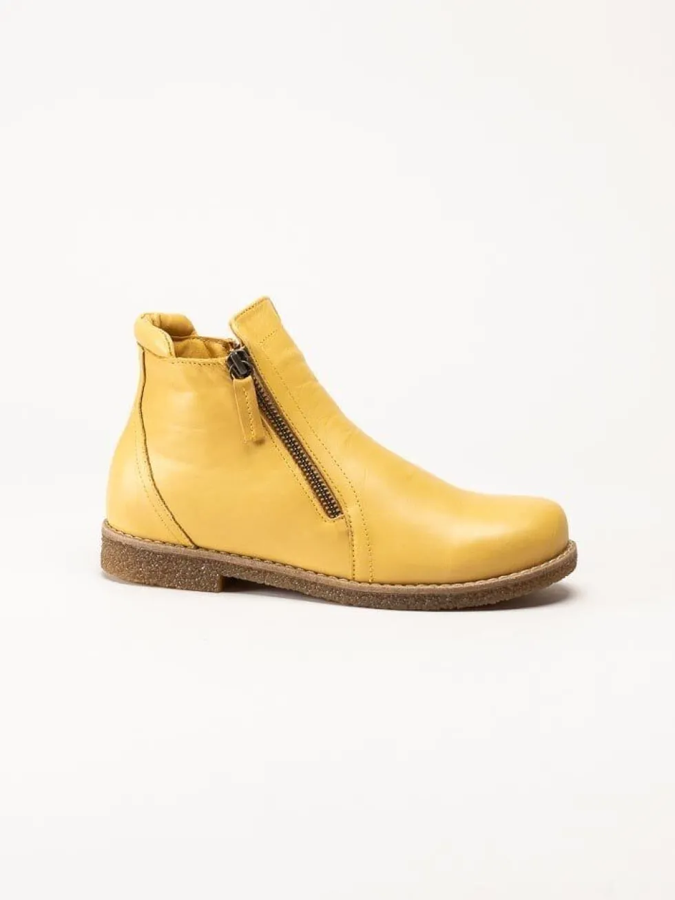 Charlotte of Sweden - Gula boots i skinn