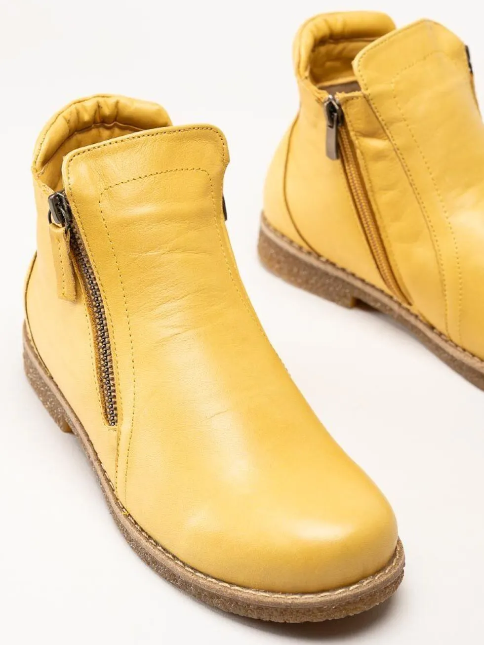 Charlotte of Sweden - Gula boots i skinn