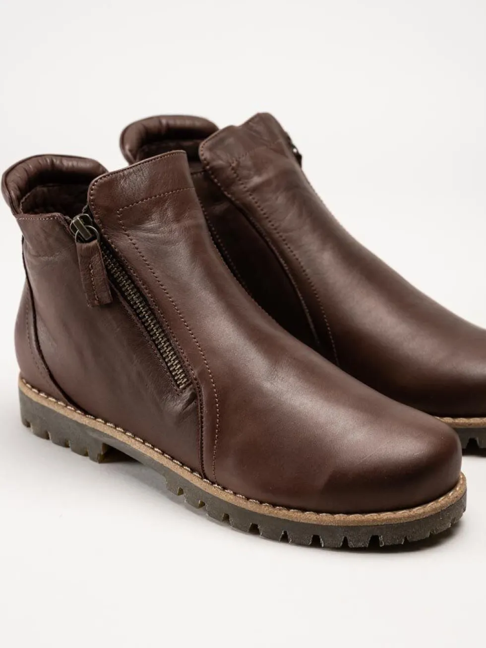 Charlotte of Sweden - Mörkbruna boots skinn