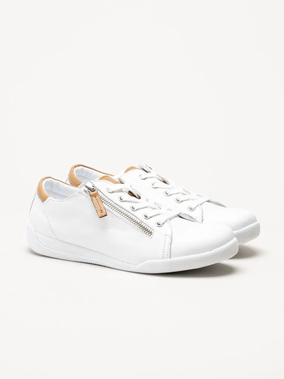 Charlotte of Sweden - Vita sneakers i skinn