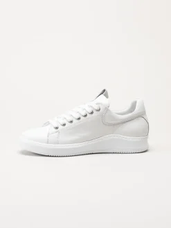 Charlotte of Sweden - Vita sneakers i skinn