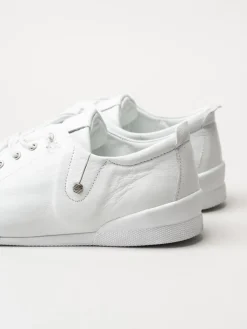 Charlotte of Sweden - Vita sneakers i skinn