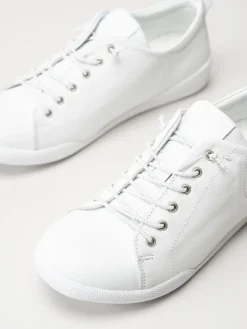 Charlotte of Sweden - Vita sneakers i skinn