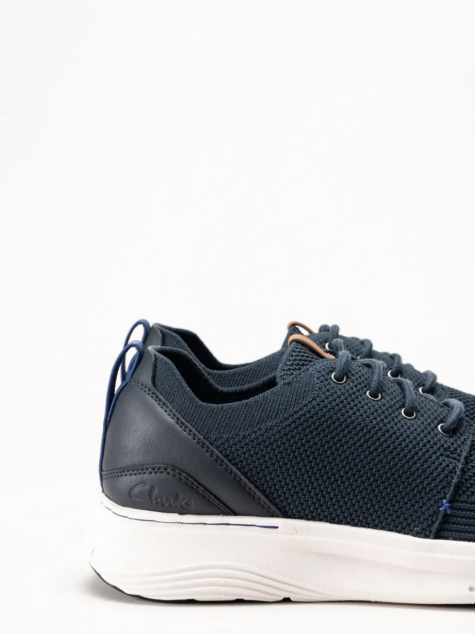 Clarks - Motion Trek MX - Marinblå sneakers i stickad text