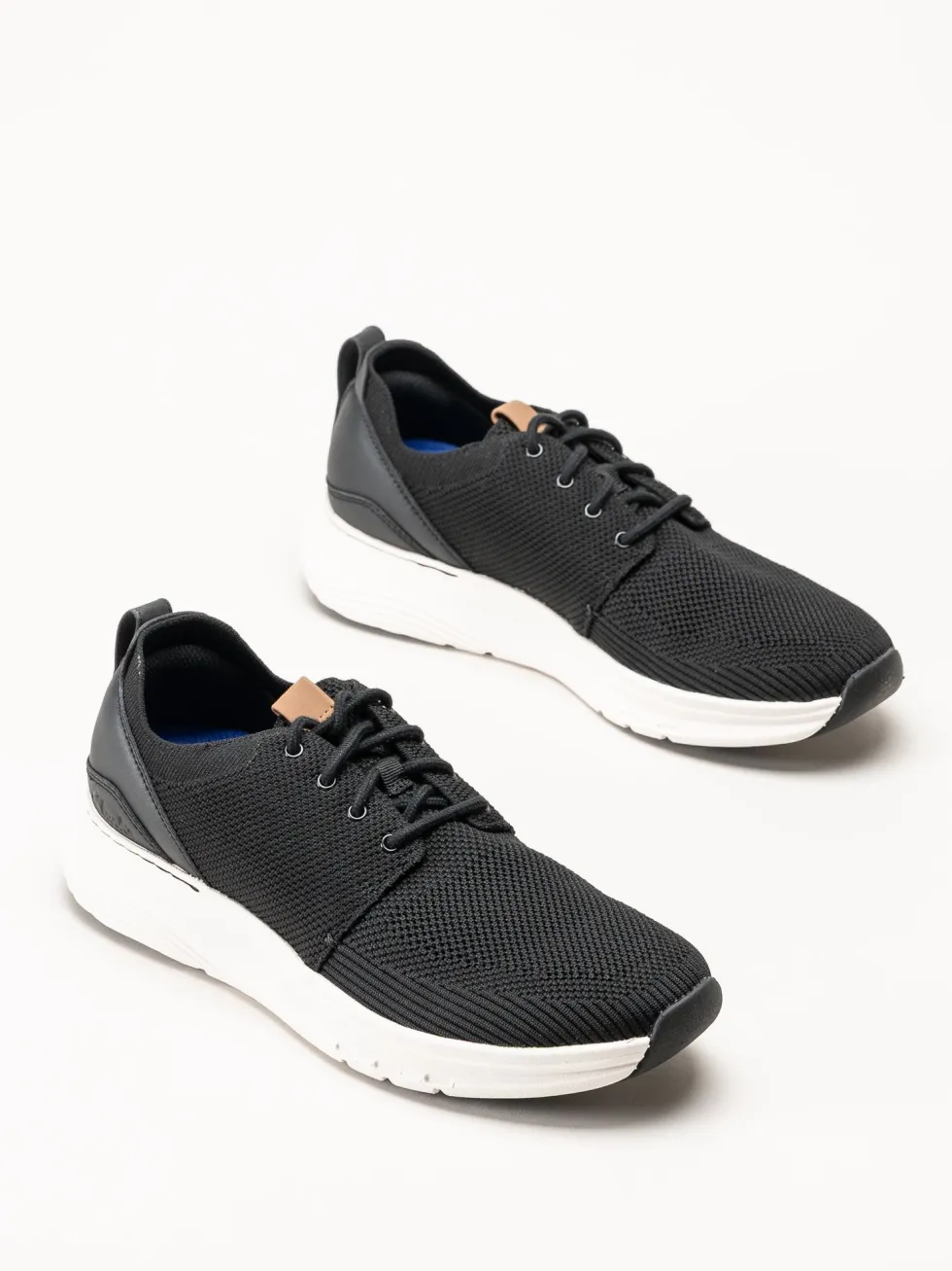 Clarks - Motion Trek MX - Svarta sneakers i stickad textil