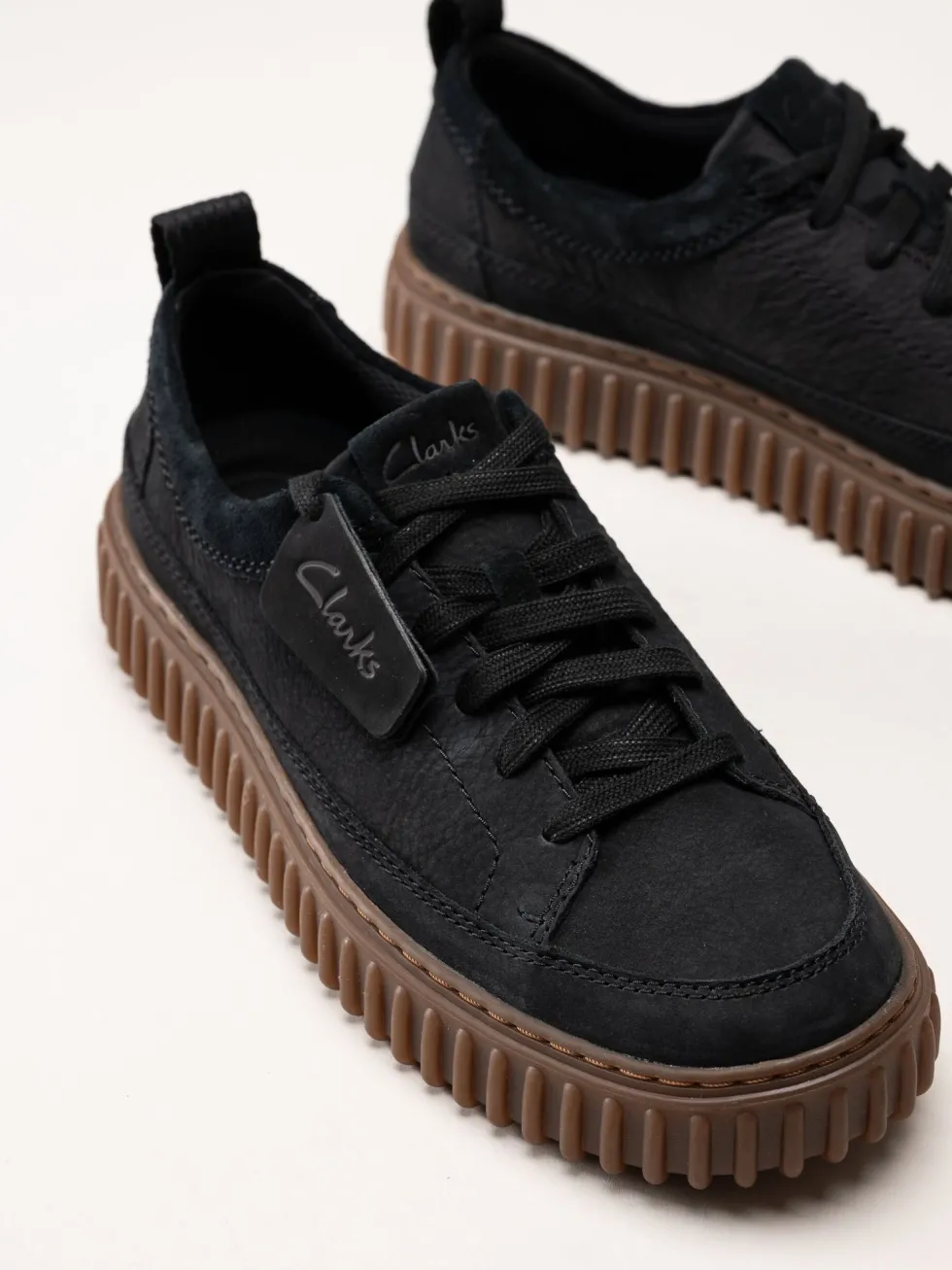 Clarks - Torhill Lace G - Svarta snörskor i nubuck och mocka