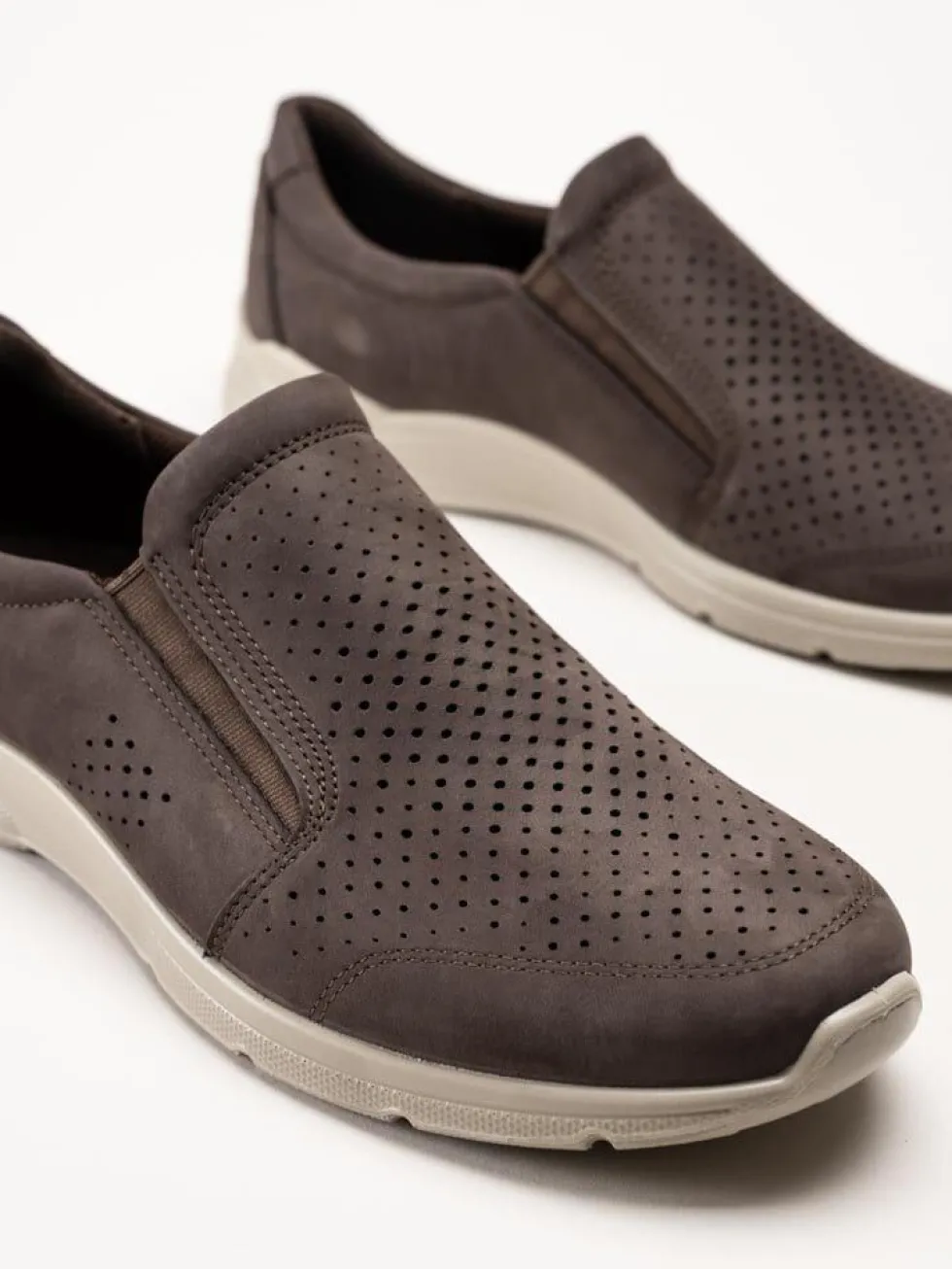 Ecco - Irving Slip On Perf - Bruna slip on sneakers i nubuck