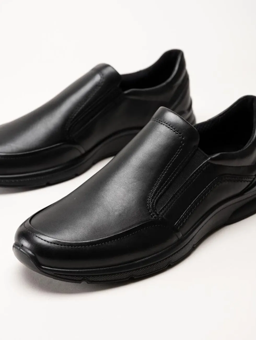 Ecco - Irving - Svarta slip on promenadskor i skinn