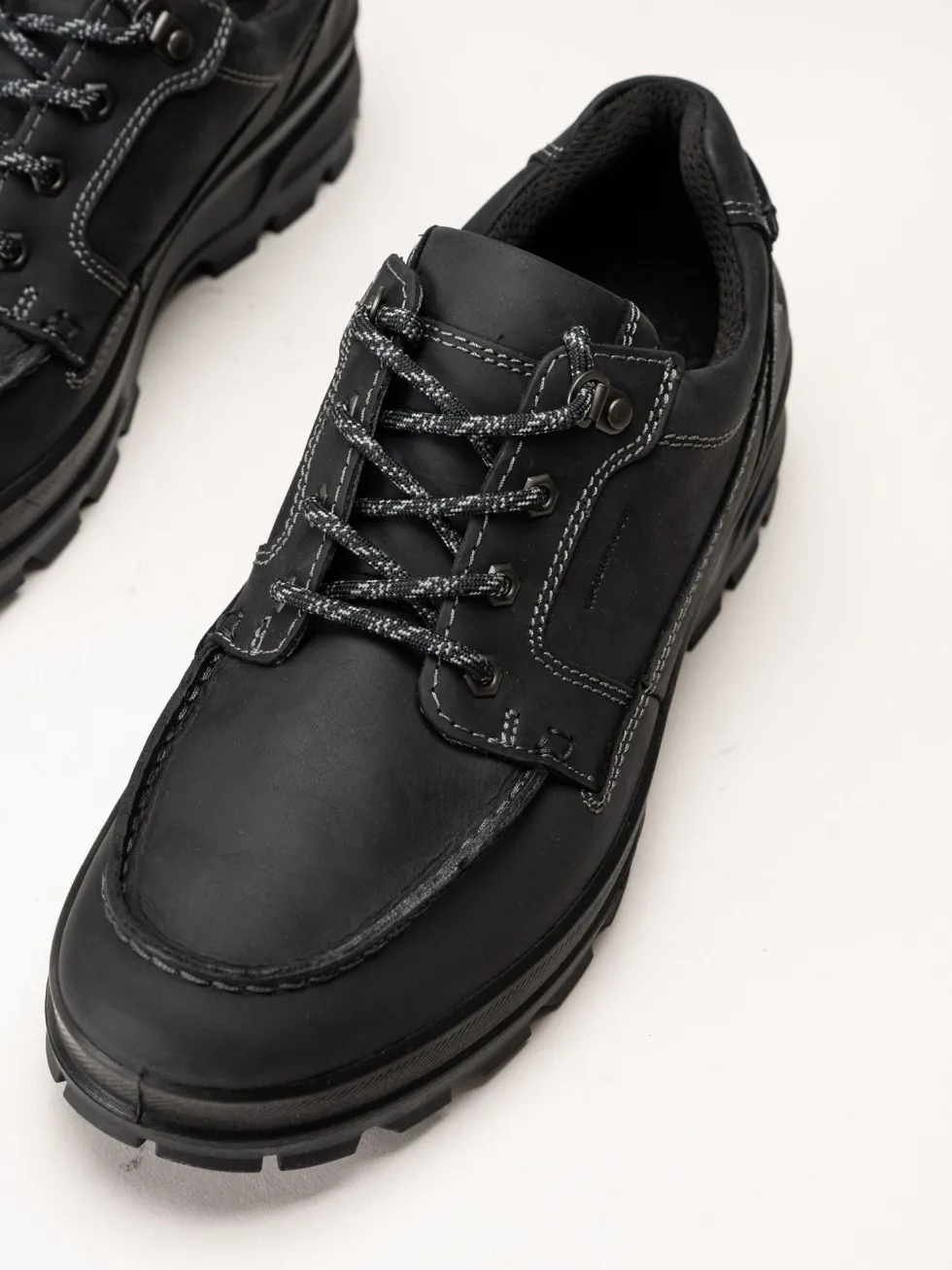 Ecco - Rugged Track WP - Svarta waterproof promenadskor i oljat skinn