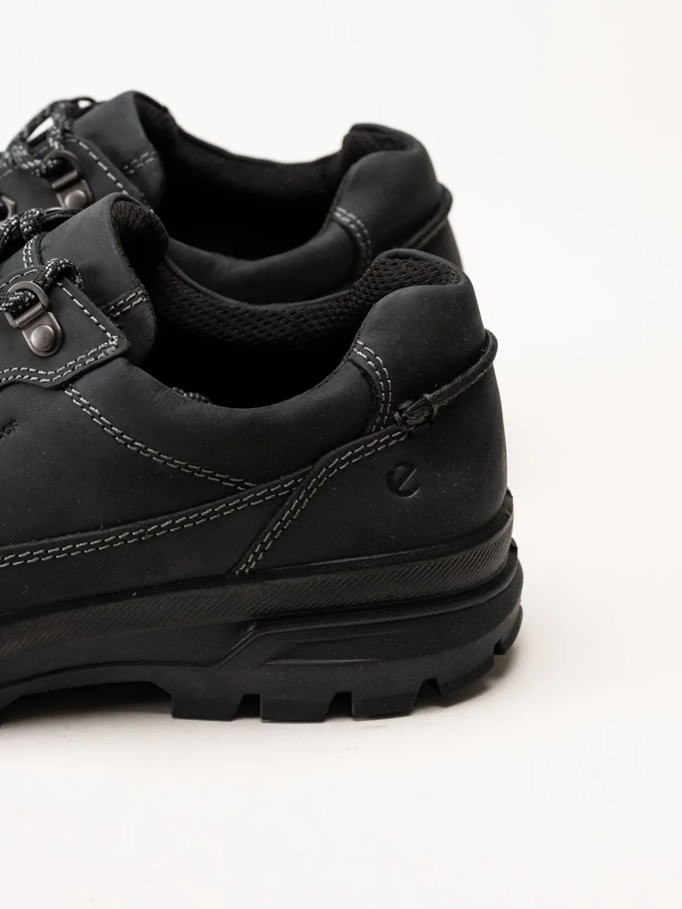 Ecco - Rugged Track WP - Svarta waterproof promenadskor i oljat skinn