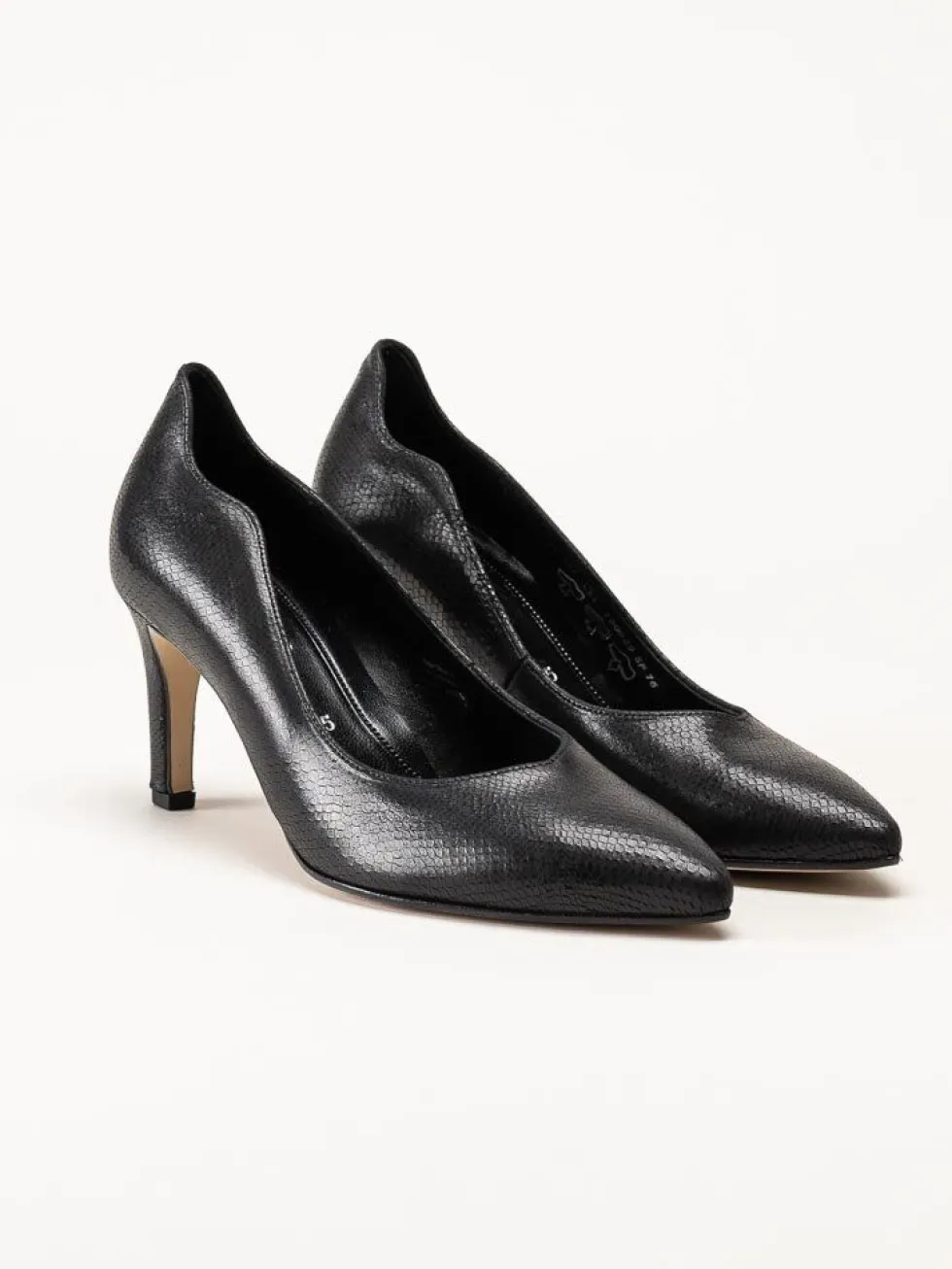 Gabor - Svarta pumps i skinn med reptilmönster