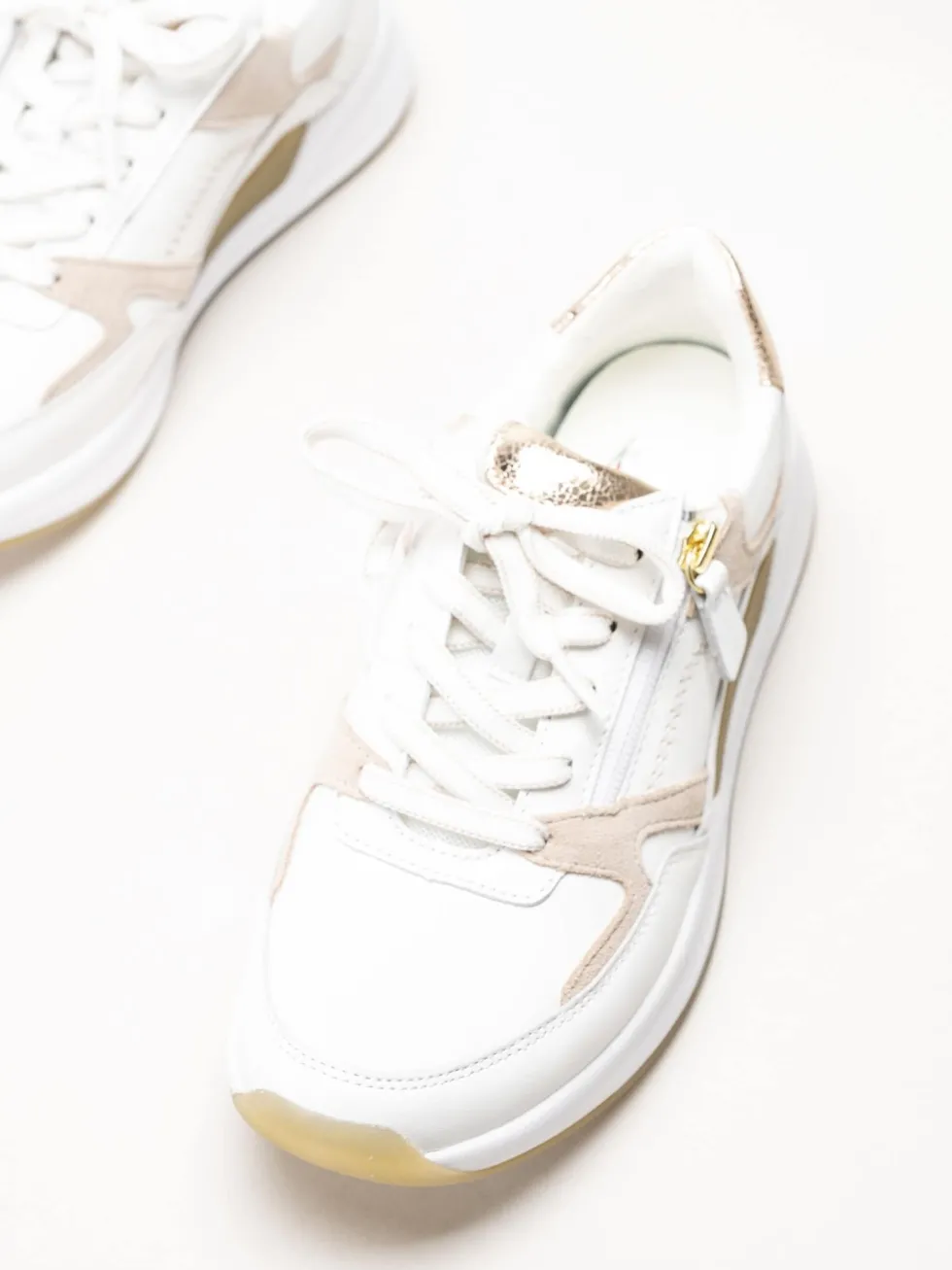 Gabor - Vita sneakers i skinn och mocka