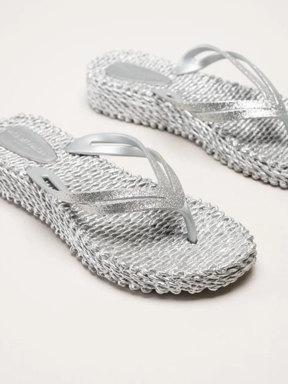 Ilse Jacobsen - Cheerful 13 - Silverfärgade flip flop med glitterremmar