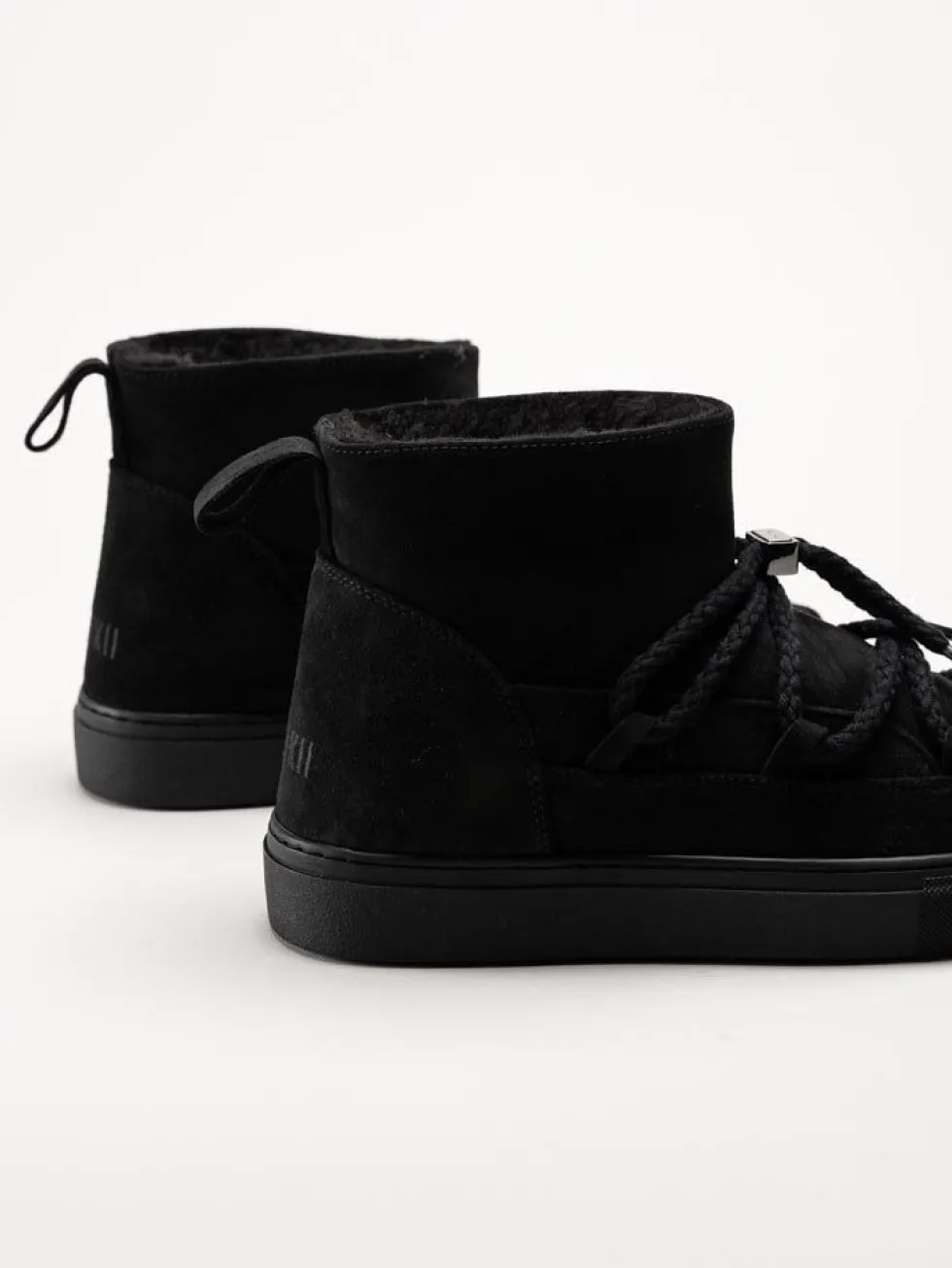 Inuikii - Classic Low - Svarta låga mocka boots