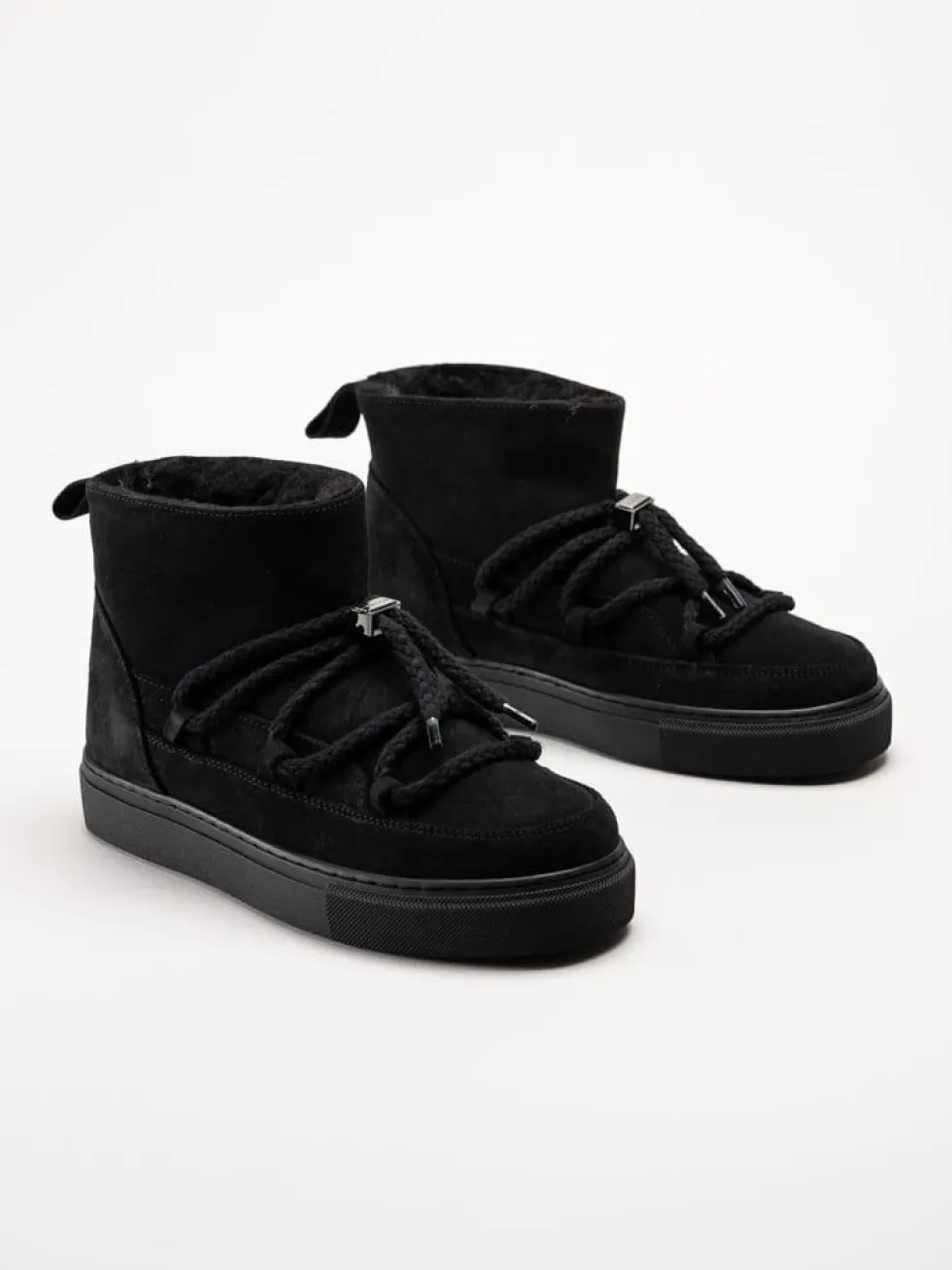 Inuikii - Classic Low - Svarta låga mocka boots
