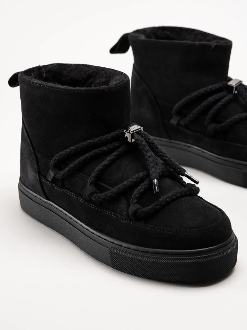 Inuikii - Classic Low - Svarta låga mocka boots