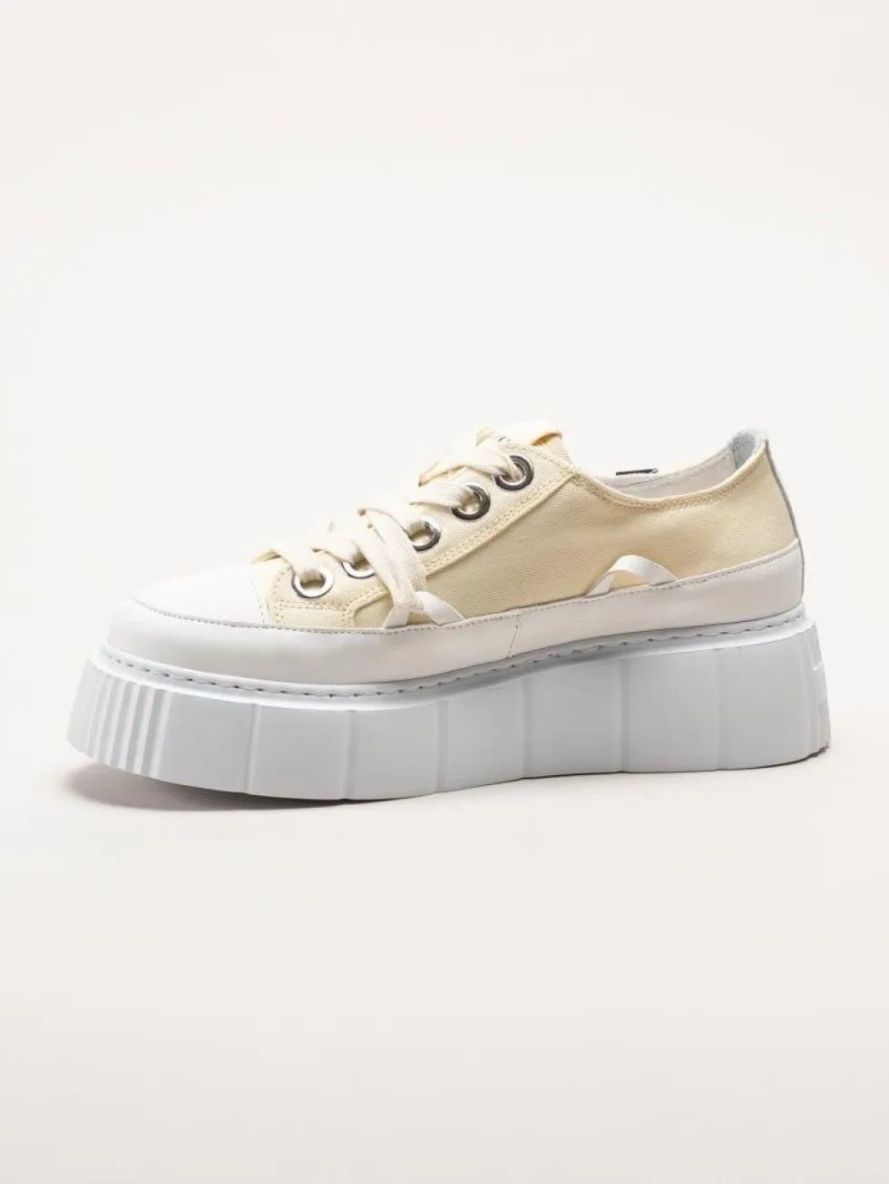 Inuikii - Matilda Canvas low - Ljusgula platåsneakers i textil