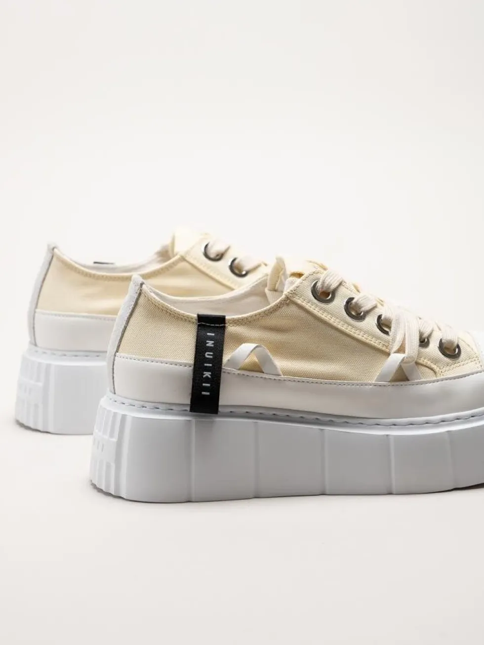 Inuikii - Matilda Canvas low - Ljusgula platåsneakers i textil
