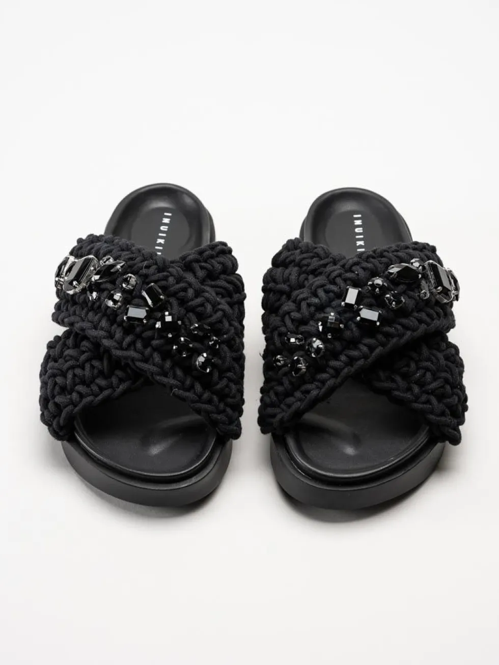 Inuikii - Woven Stones - Svarta slip in sandaler i virkad textil