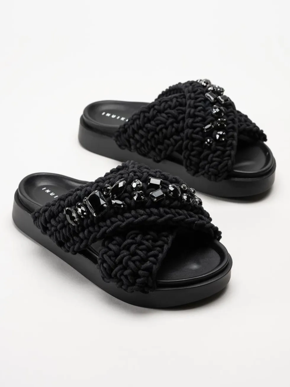 Inuikii - Woven Stones - Svarta slip in sandaler i virkad textil