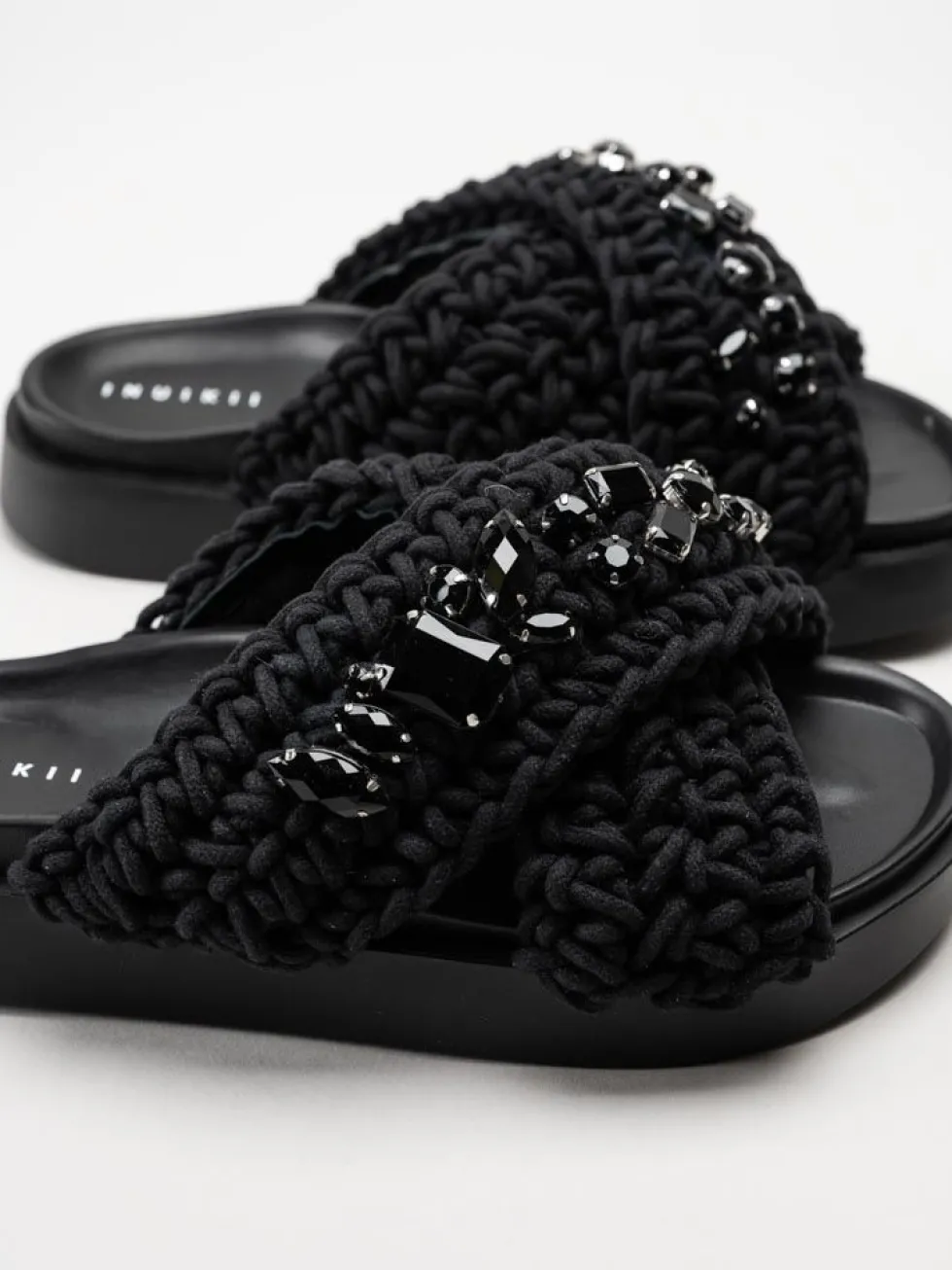 Inuikii - Woven Stones - Svarta slip in sandaler i virkad textil
