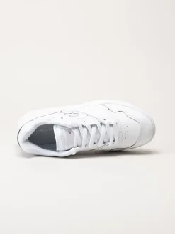 Lacoste - Vita sneakers i skinn
