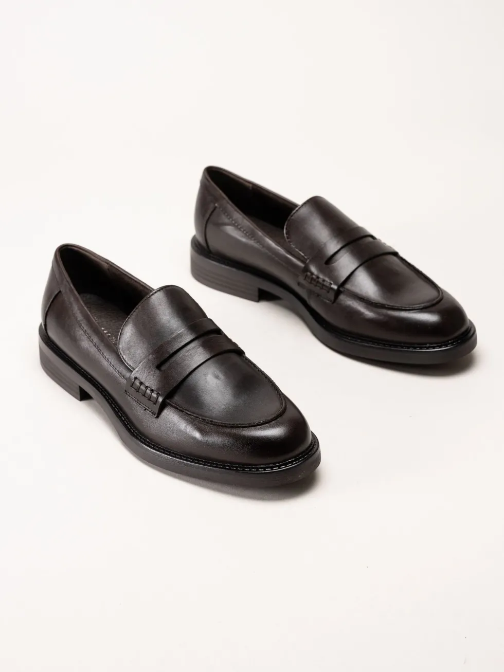 Marco Tozzi - Mörkbruna loafers i skinn