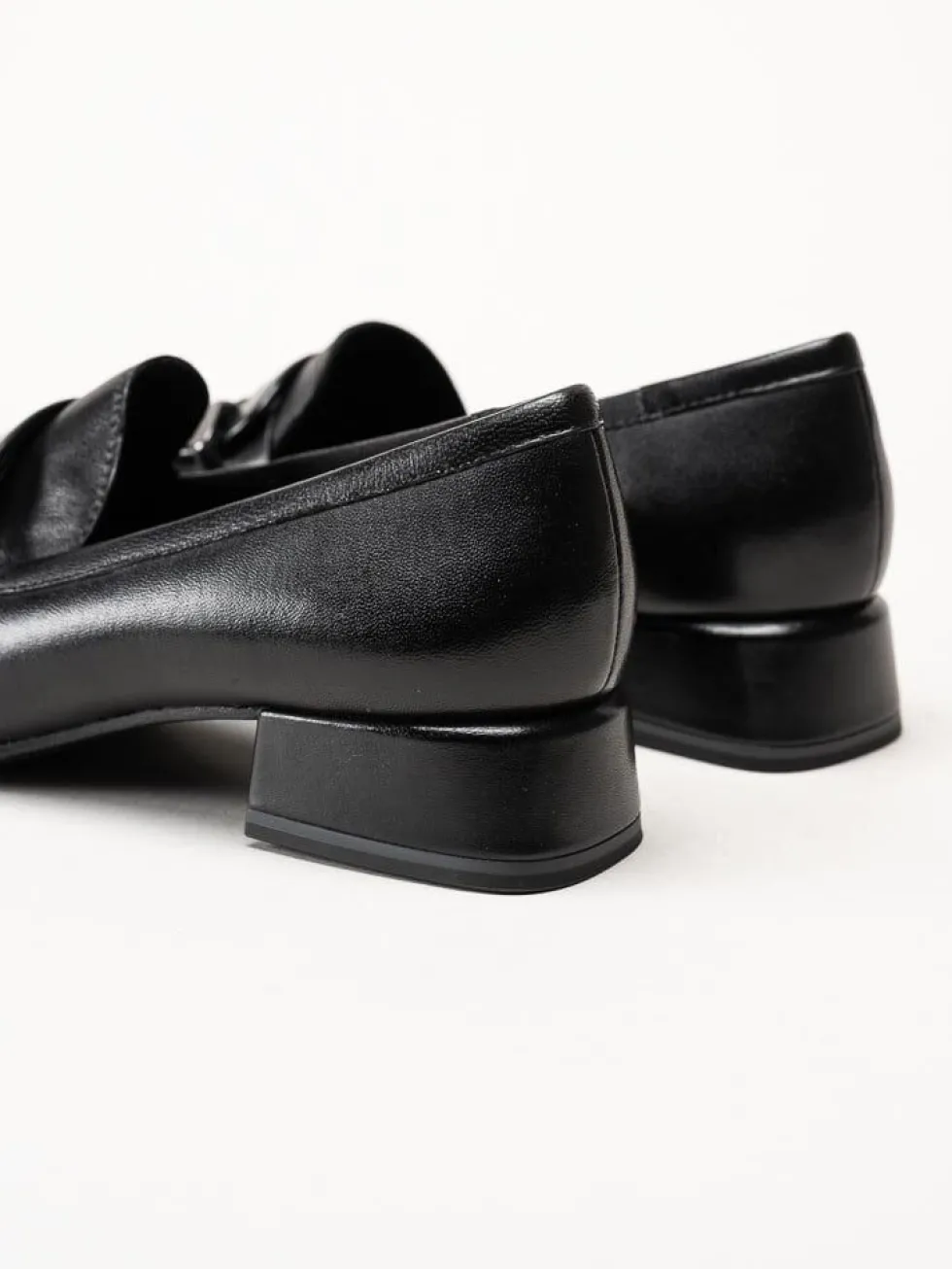 Marco Tozzi - Svarta loafers i skinn