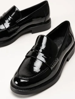 Marco Tozzi - Svarta loafers i syntetlack