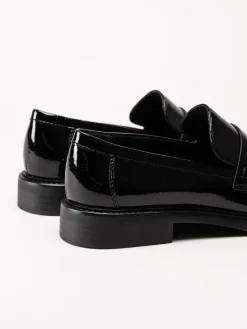 Marco Tozzi - Svarta loafers i syntetlack