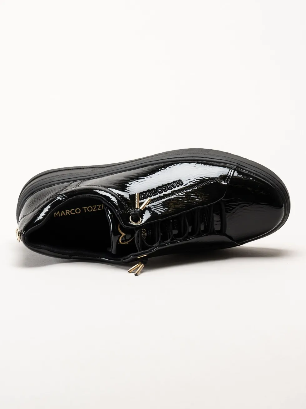 Marco Tozzi - Svarta sneakers i syntetlack med gulddetaljer