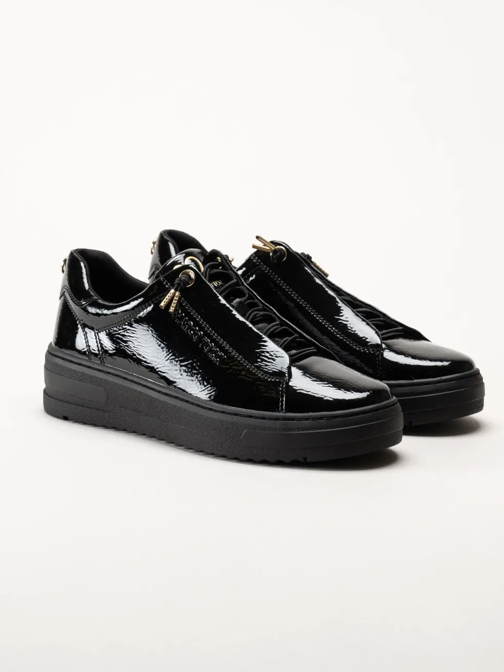 Marco Tozzi - Svarta sneakers i syntetlack med gulddetaljer