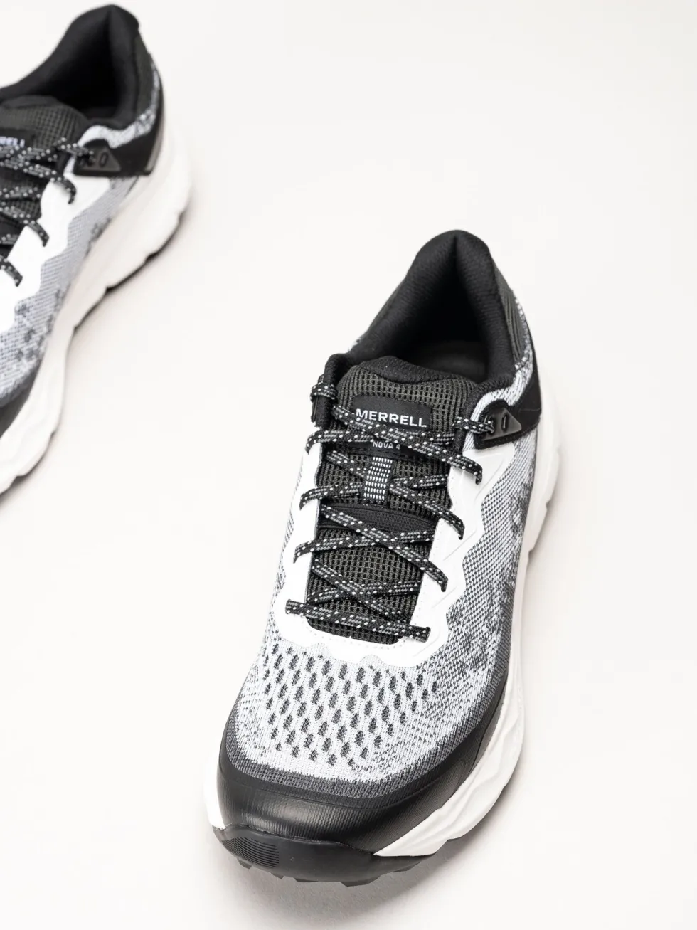 Merrell - Nova 4 - Svartvita sneakers i mesh