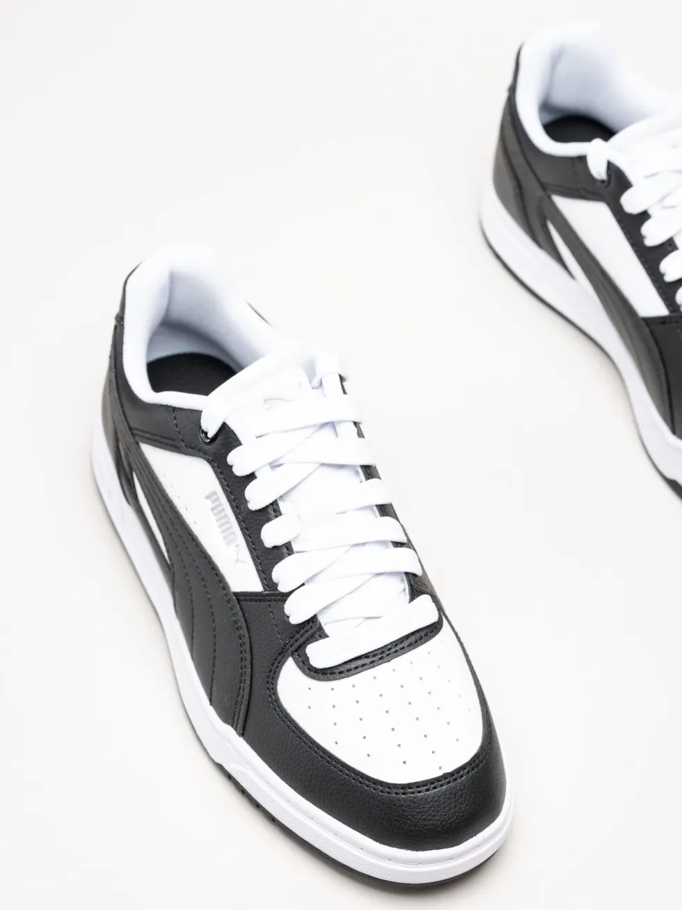 Puma - Caven III - Svartvita sneakers i skinnimitation