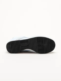 Reebok - World 70 - Ljusblå sneakers i nylon och mocka