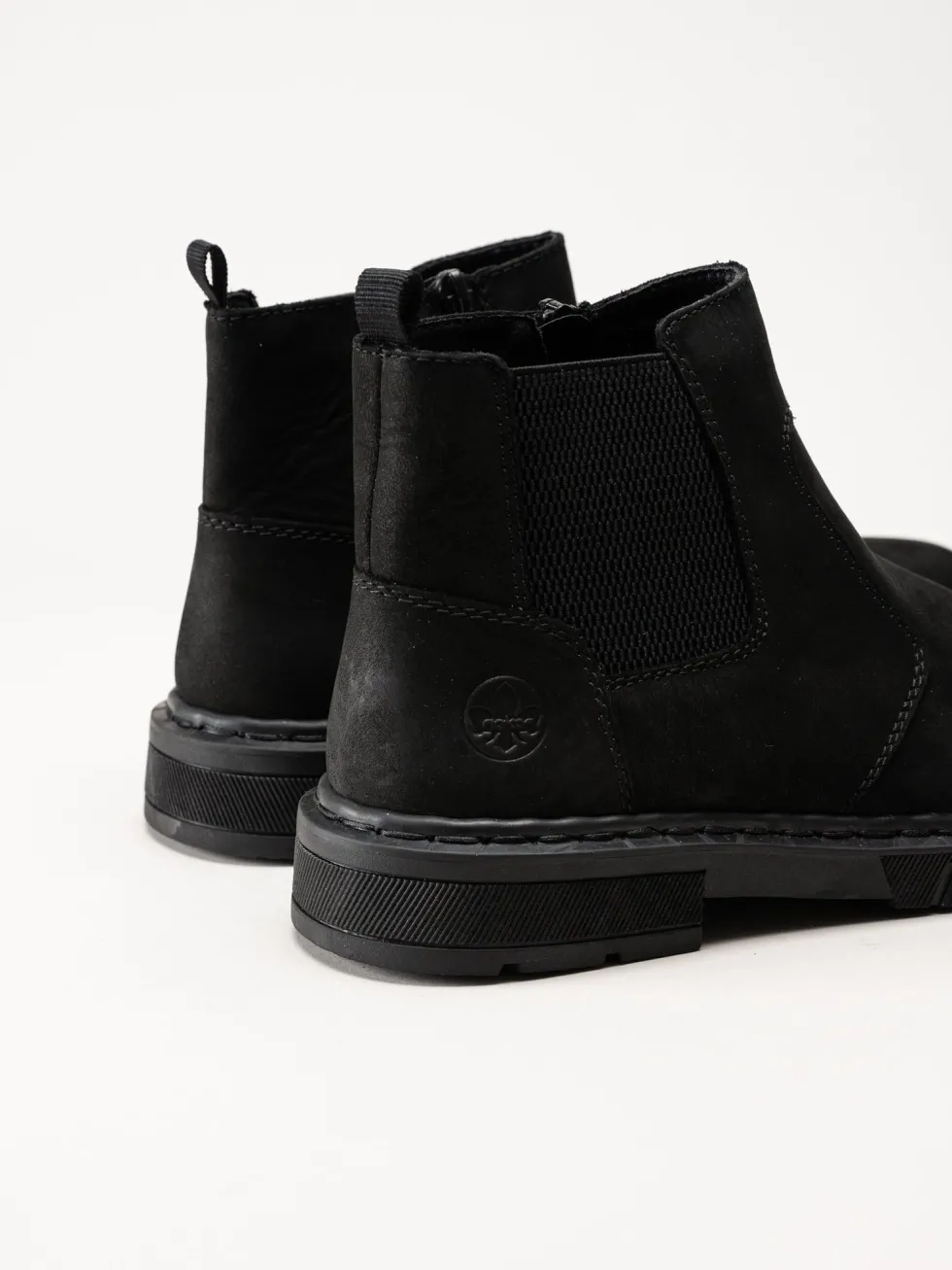 Rieker - Svarta fodrade boots i oljad nubuck