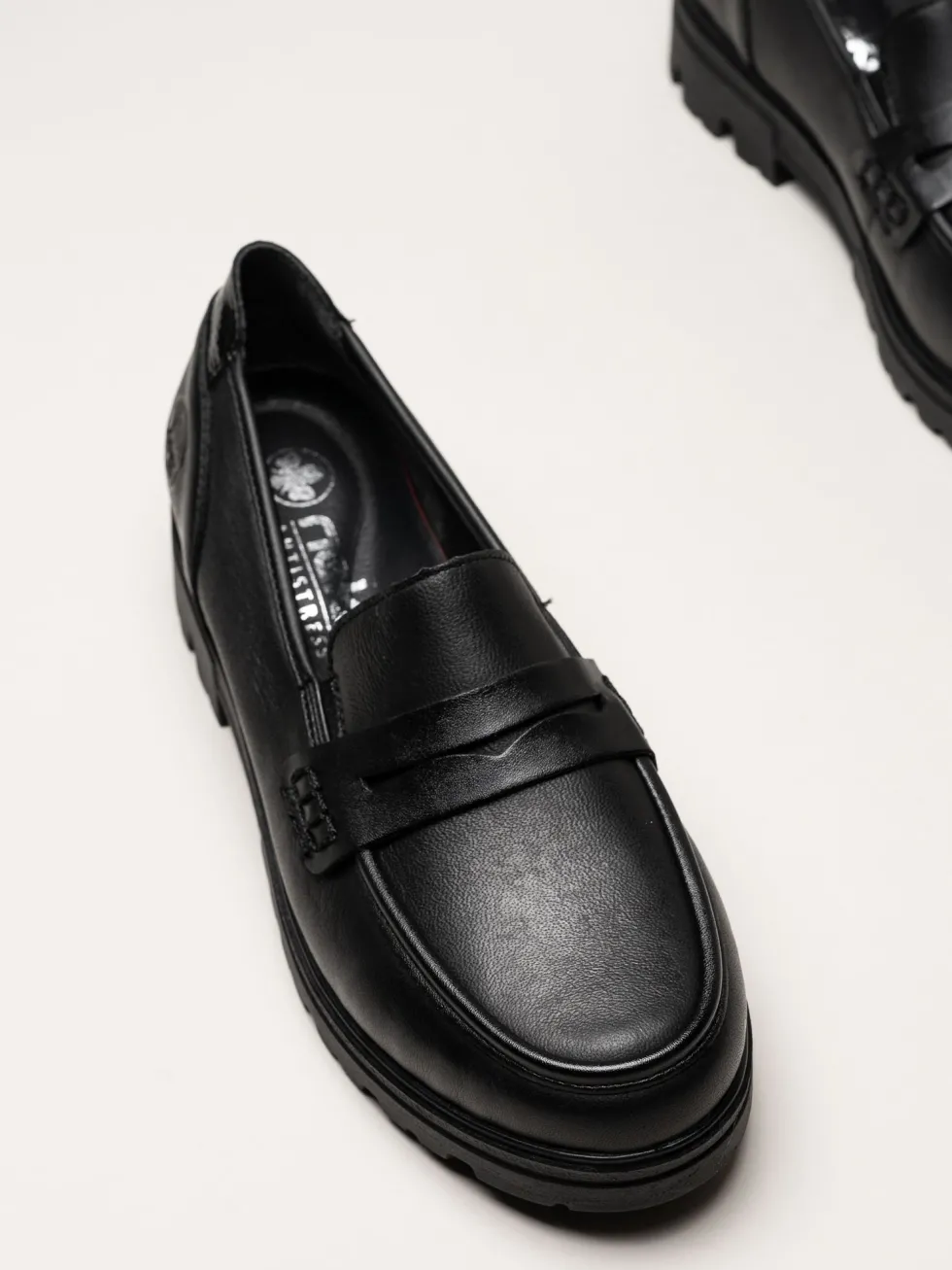 Rieker - Svarta loafers i skinn