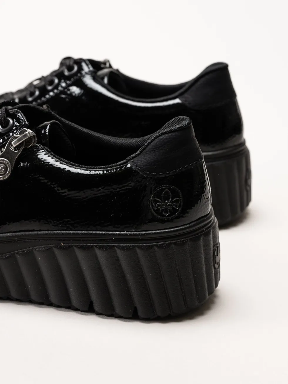 Rieker - Svarta platåsneakers i skinn-lack