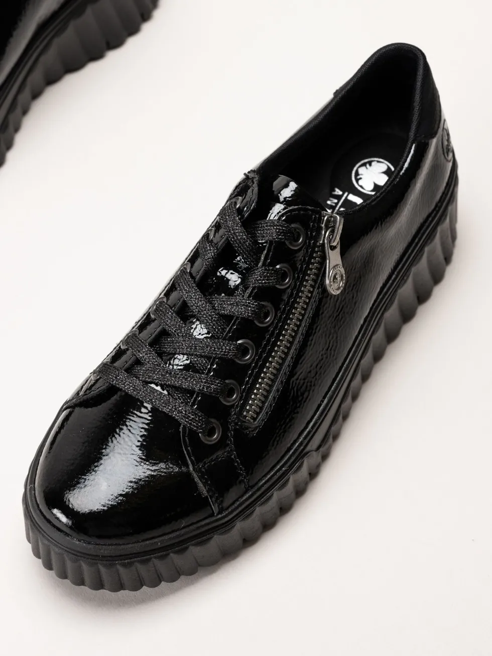 Rieker - Svarta platåsneakers i skinn-lack