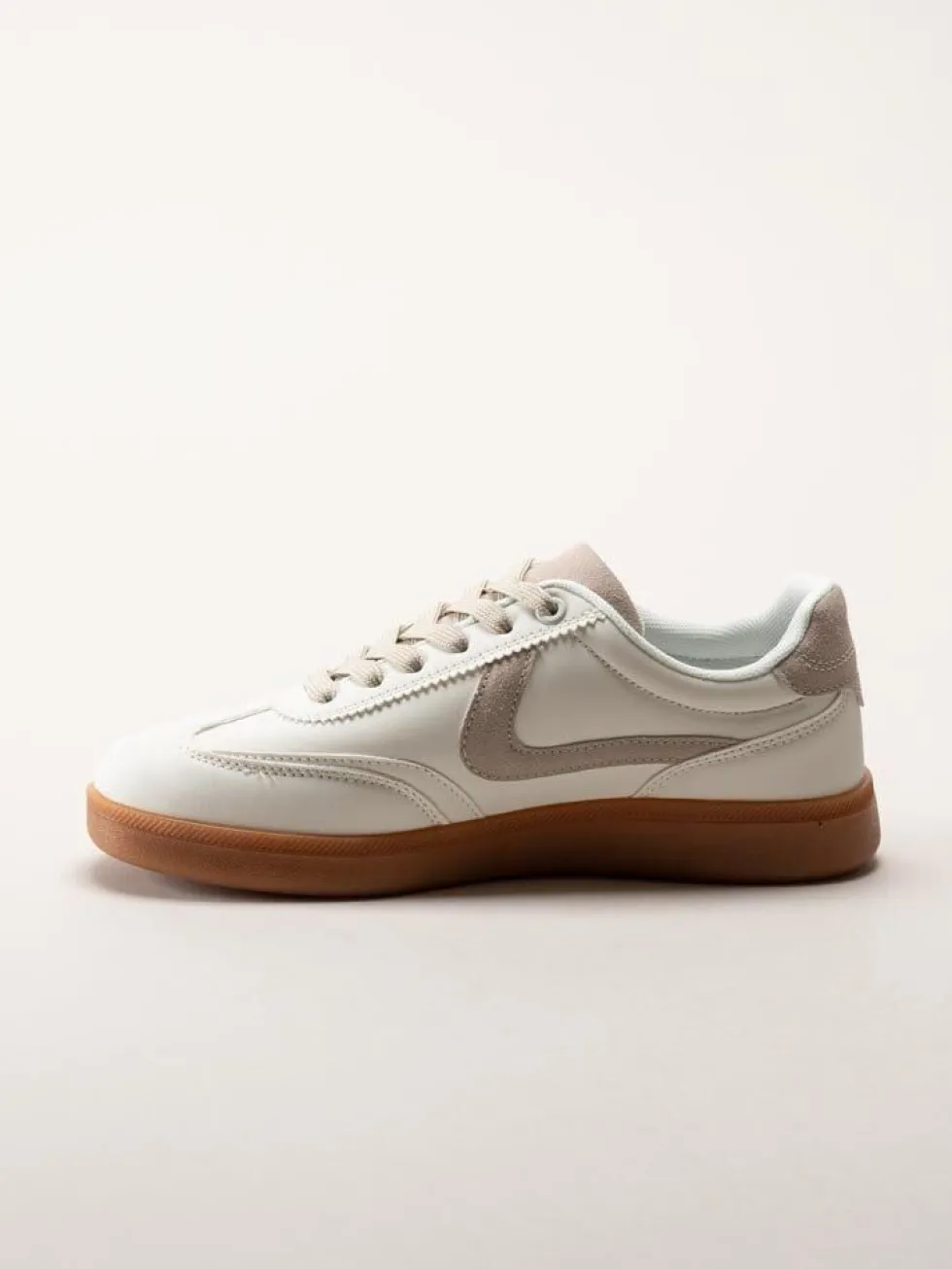 Rugged Gear - Vita retro sneakers i skinnimitation